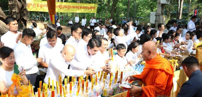 ឯកឧត្តម នុត សត្យា ប្រធានលេខាធិការដ្ឋាន នៃ “គ.ជ.ប.ទ” តំណាង ឯកឧត្តមប្រធាន គ.ជ.ប.ទ អមដោយ ថ្នាក់ដឹកនាំនិងមន្រ្តីលេខាធិការដ្ឋាន មួយចំនួន បានអញ្ជើញចូលរួមពិធីបុណ្យ វិសាខបូជា